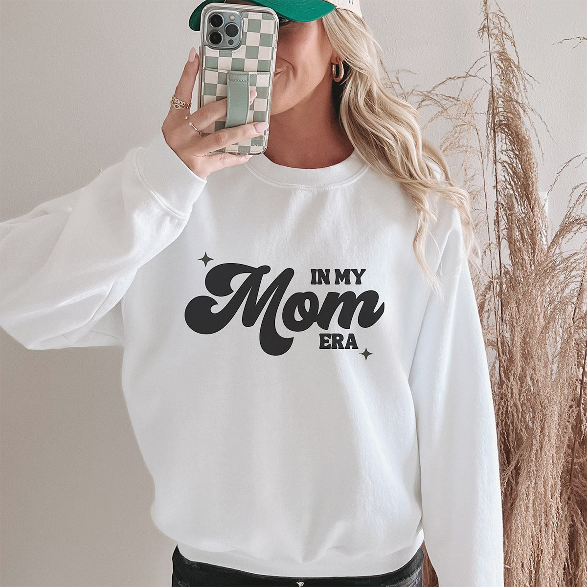 Geschenk Mama: Sweater/ Pullover "IN MY MOM ERA" (weiß)