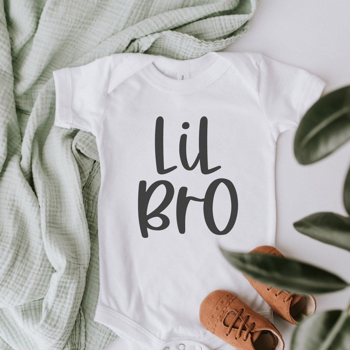 Geschwister Baby Body mit schwarzen „Lil Bro“ Aufdruck für das kleine Brüderchen