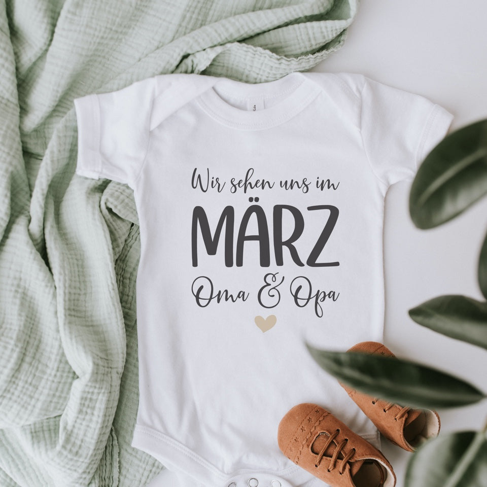 Baby Body mit Aufdruck: Wir sehen uns im (Monatsangabe) Oma & Opa – Geschenk, um den Eltern und Schwiegereltern die Schwangerschaft zu verkünden