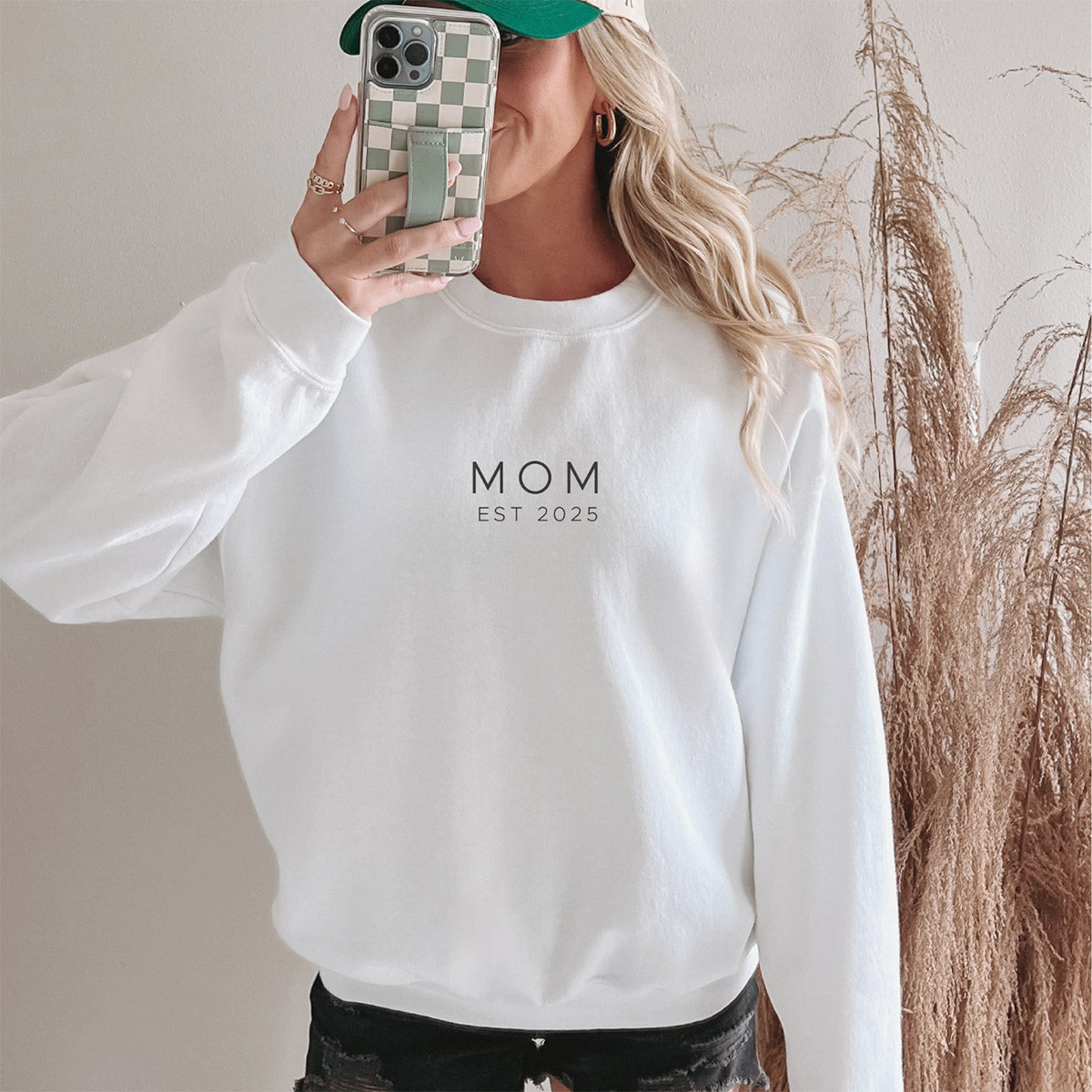 Sweatshirt "MOM – Est. 20…" (mit Jahresangabe) als Geschenk für die Mama zur Geburt