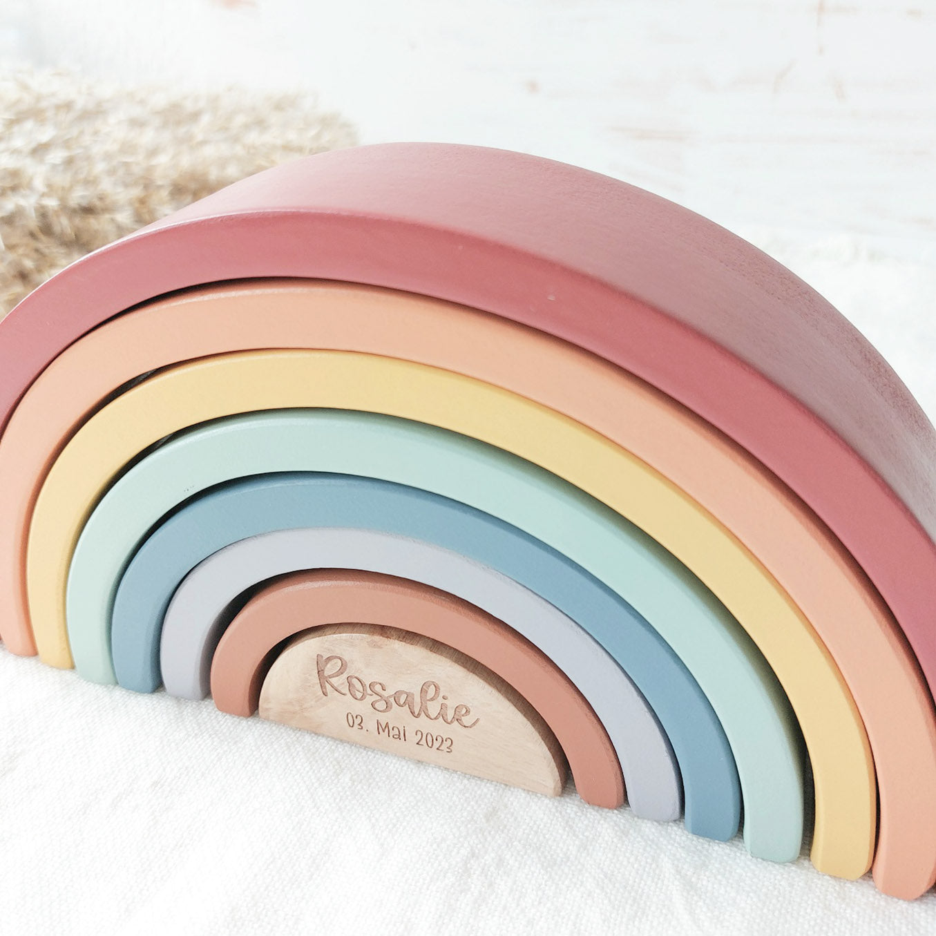 Geschenk zur Taufe: Holz-Regenbogen (personalisiert)
