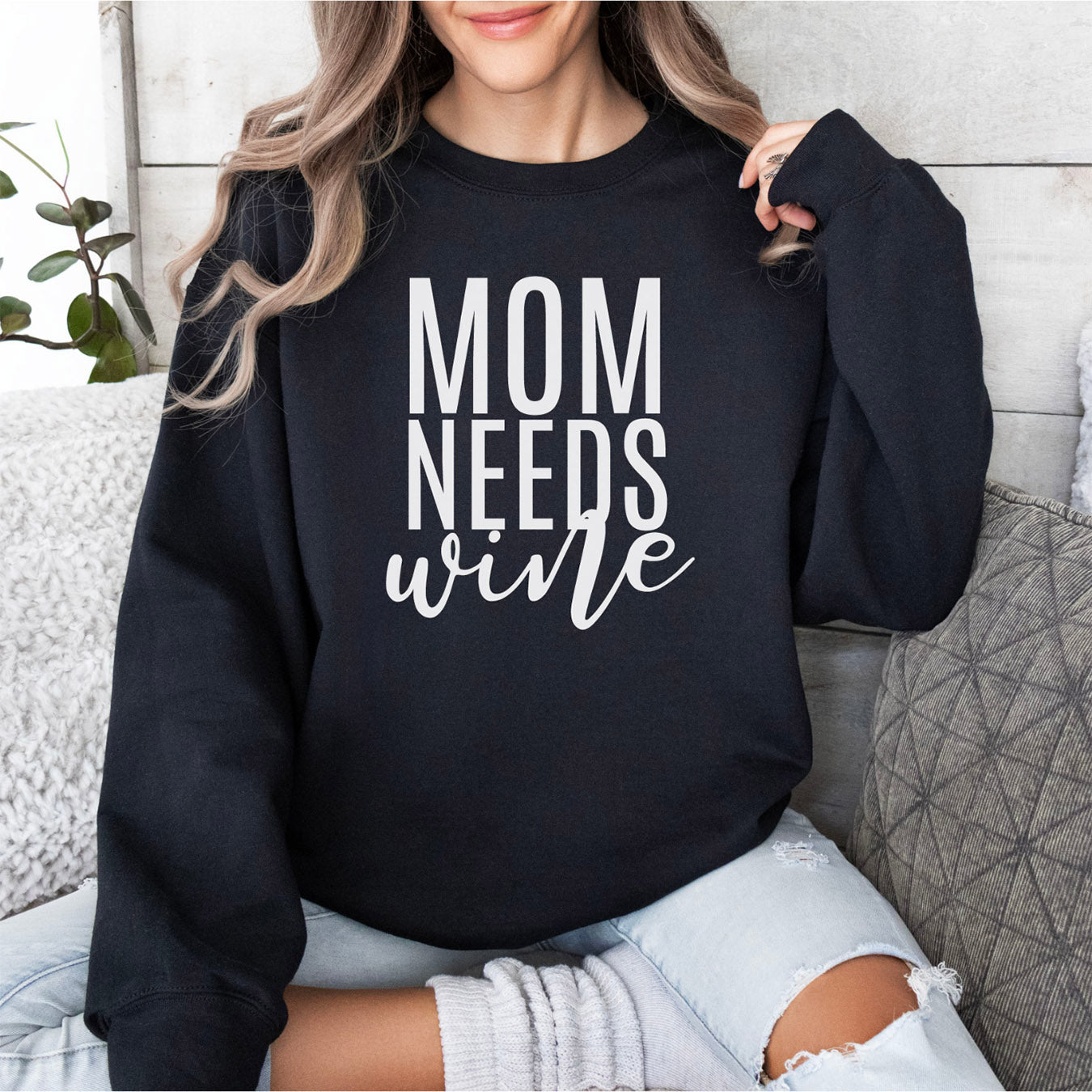 Geschenk Mama-Pullover "MOM NEEDS wine" (schwarz)