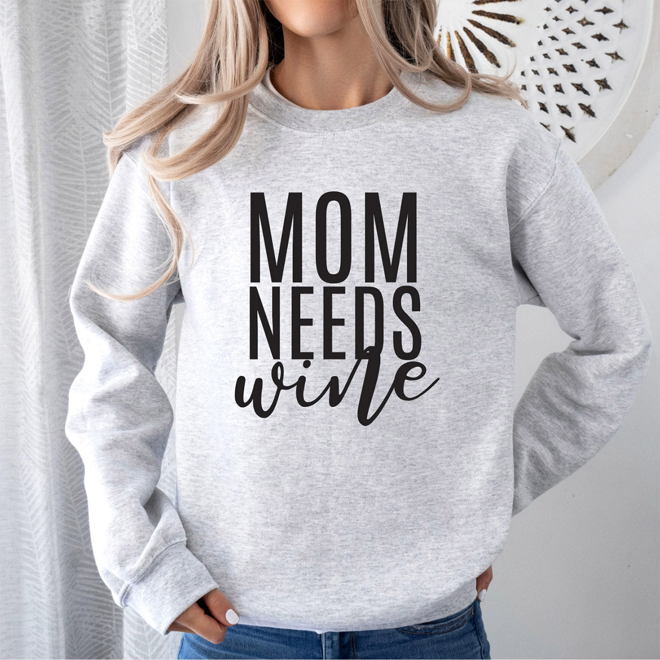 Geschenk Mama-Sweater "MOM NEEDS wine" (grau-meliert)