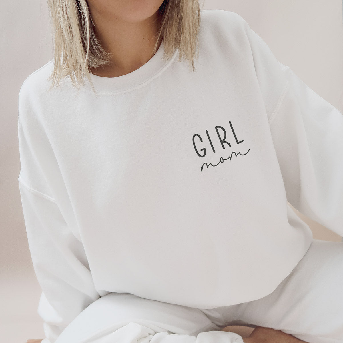 Mama-Sweatshirt "GIRL mom" (weiß), #Geschenk zur Geburt Mädchen