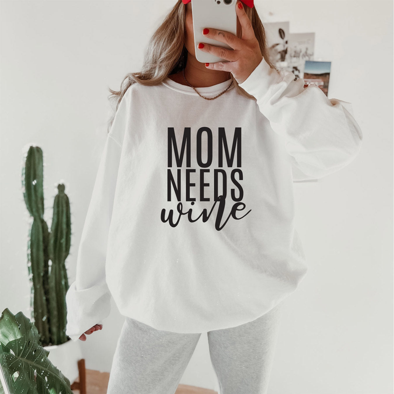 Geschenk Mama-Sweatshirt "MOM NEEDS wine" (weiß)