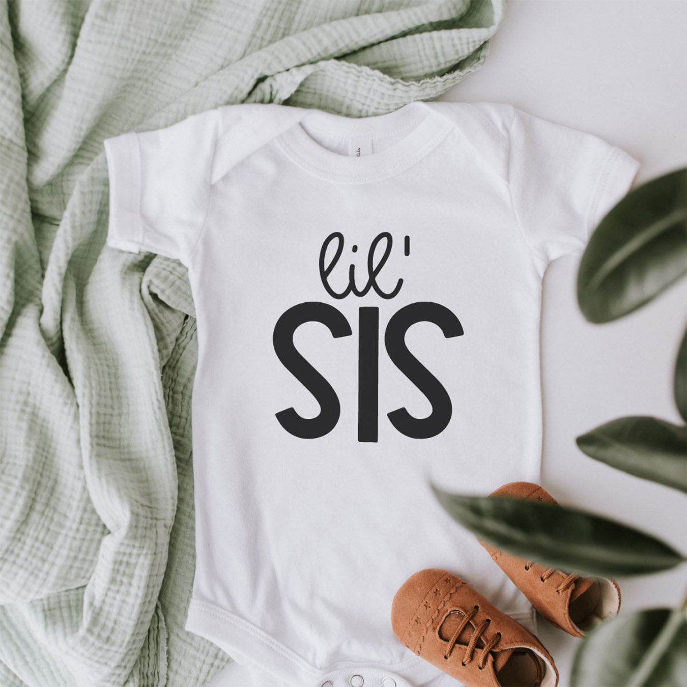 Geschenkidee zur Geburt: Geschwister Baby Body mit schwarzen „Lil‘ Sis“ Aufdruck für die kleine Schwester