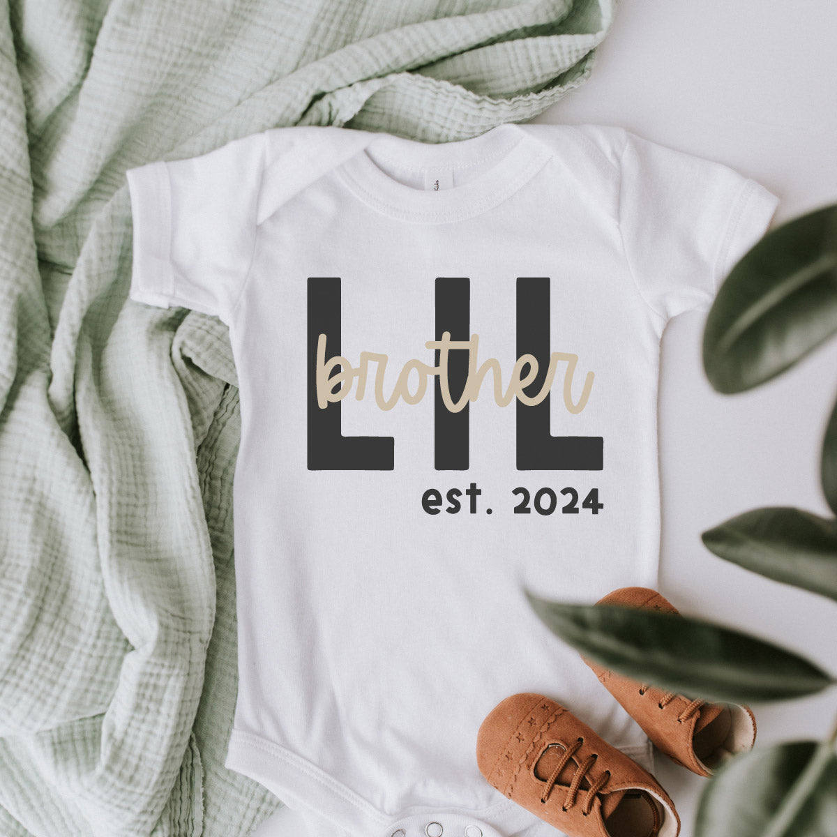 Geschwister Baby Body mit zweifarbigen „Lil brother“ Aufdruck und Geburtsjahr des kleinen Bruders