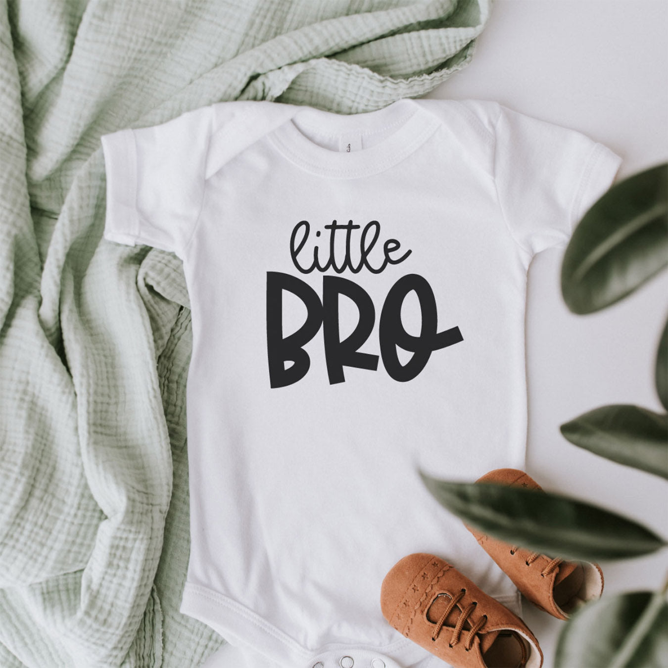 Geschenkidee zur Geburt: Geschwister Baby Body mit schwarzen „Little Bro“ Aufdruck für den kleinen Bruder