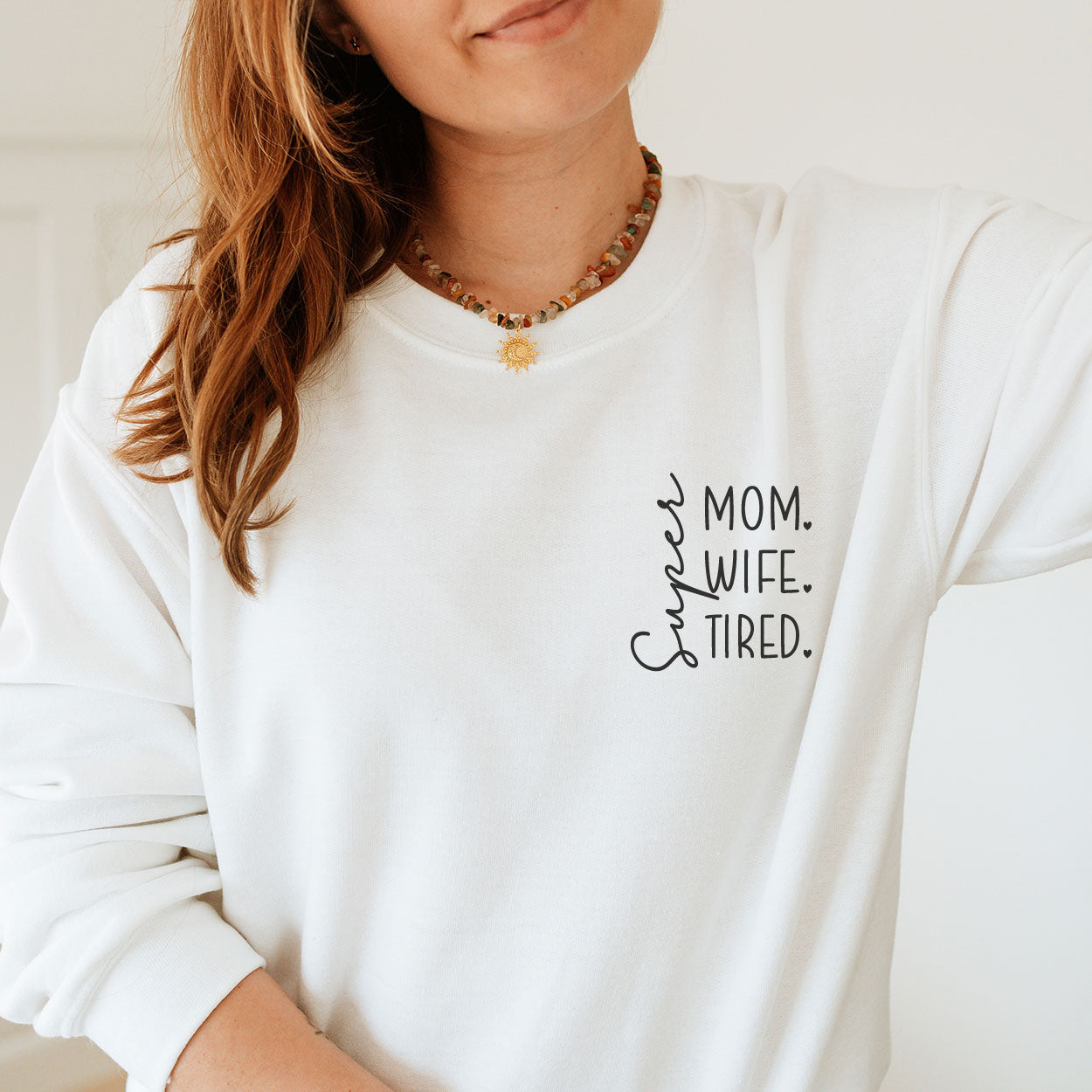 Mama-Pullover "Super: Mom. Wife. Tired." (weiß), #Geschenk Muttertag
