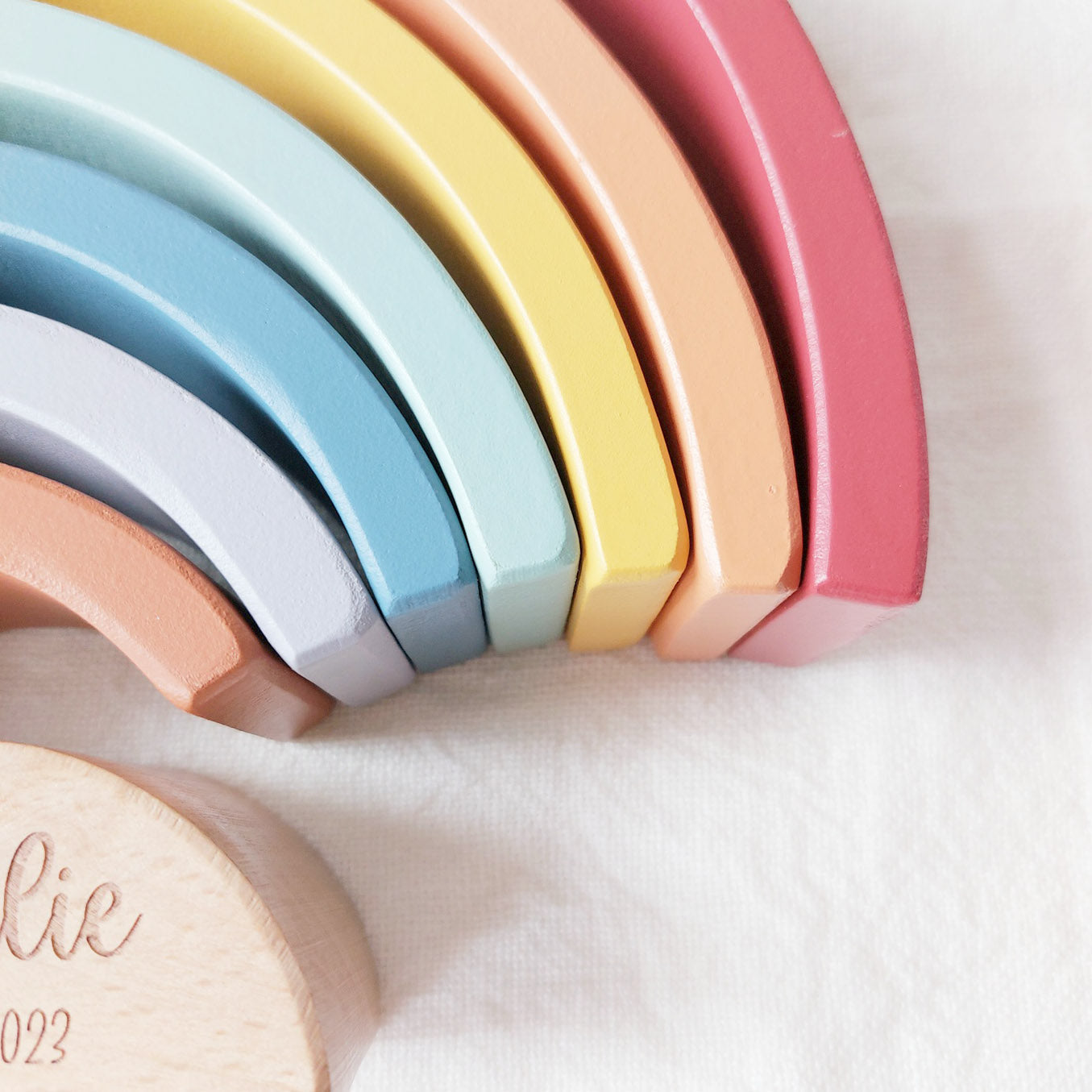 Geschenk zur Geburt: Holz-Regenbogen (personalisiert) - Details