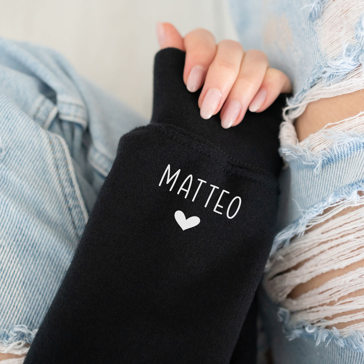 Beispielbild: versteckte Personalisierung am Sweater-Ärmel (Kindername + ♥)
