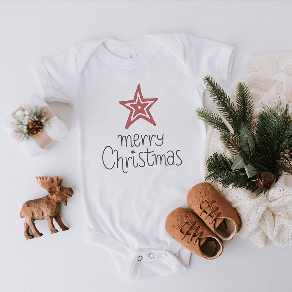 Weihnachts-Babybody für Heiligabend mit Merry Christmas Aufdruck und großem Weihnachtsstern