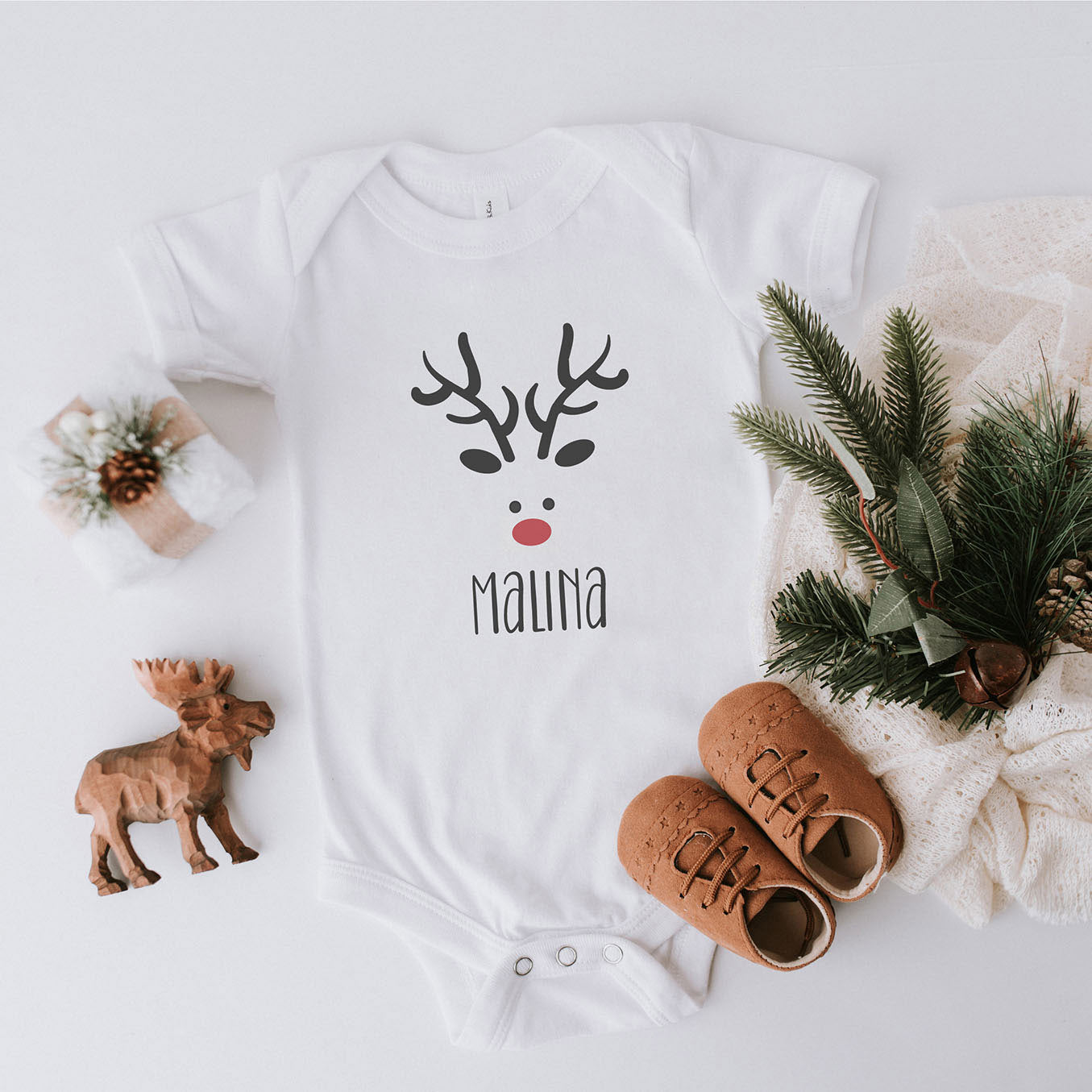Weihnachts-Babybody mit Name und weihnachtlichen Rentier-Design