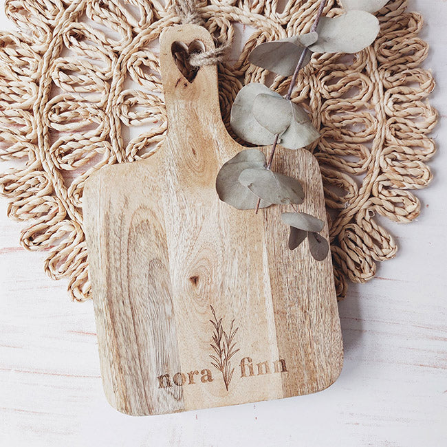 Personalisierte Schneidebrett als Geschenk zur Hochzeit oder zum Einzug