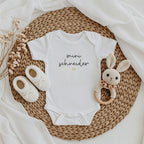 Weißer Baby Body mit schwarzen Aufdruck "mini (+ Familienname) ♥" 
