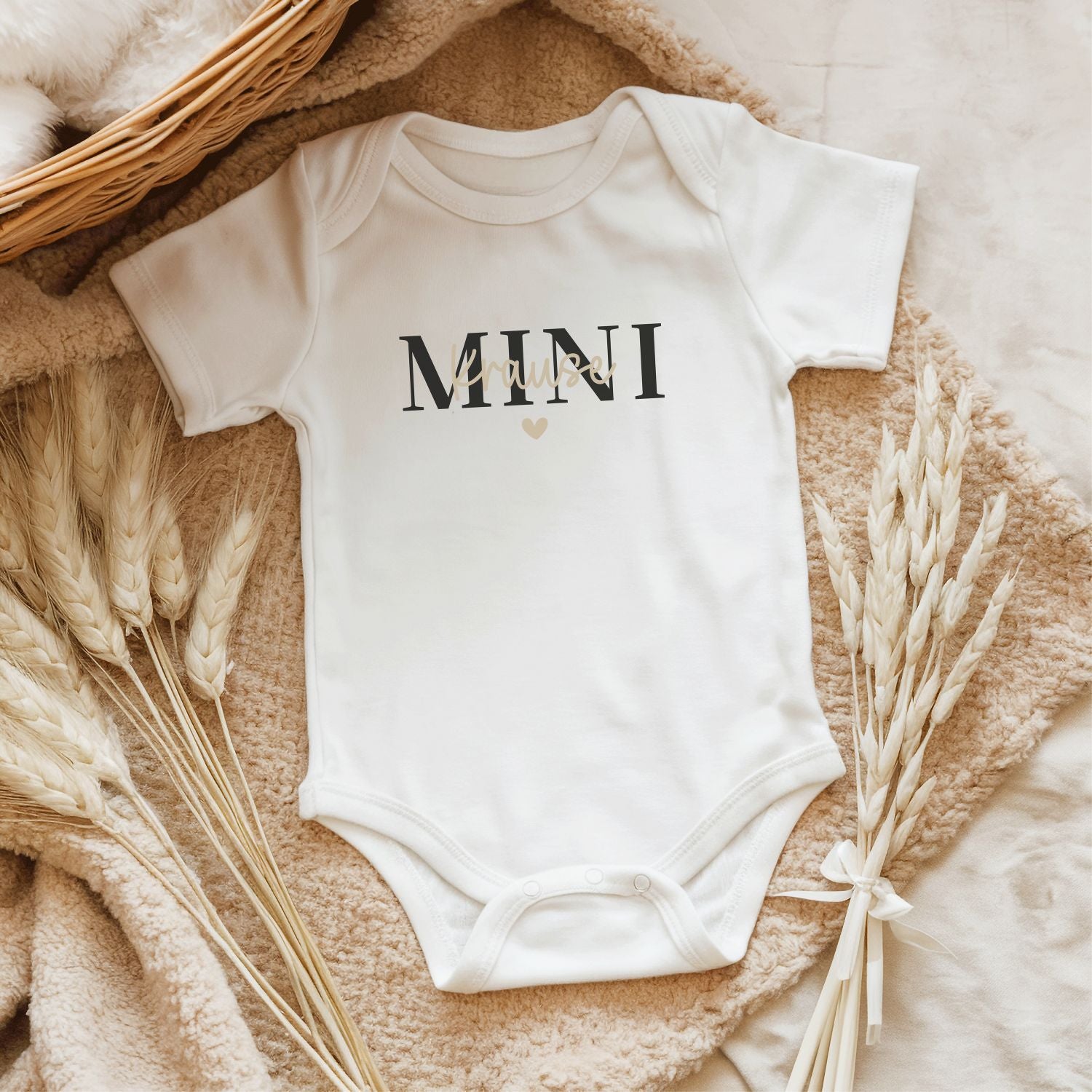 Babybody mit Aufdruck "MINI (+ Familienname) ♥", #Schwangerschaft verkünden