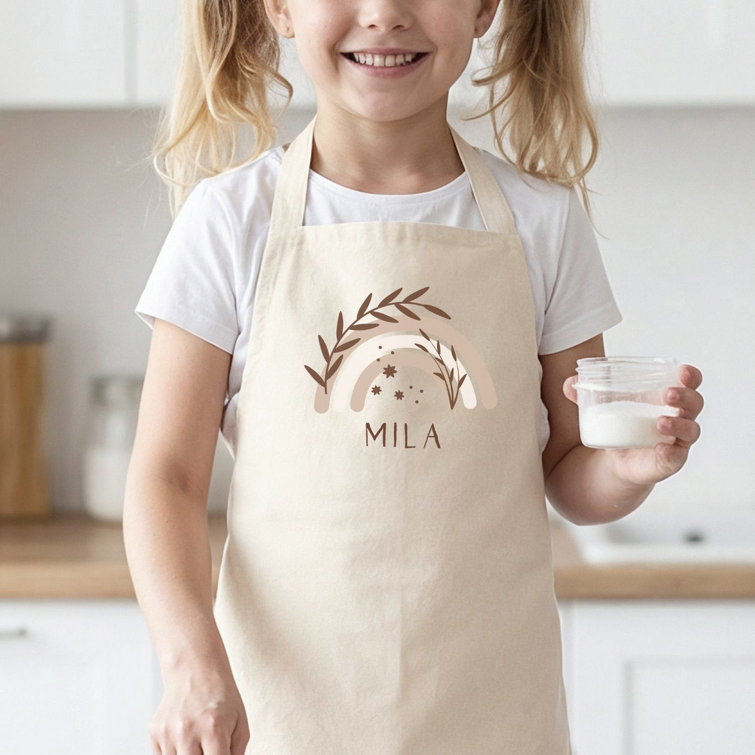 Mädchen mit Backschürze (personalisiert) mit Boho-Regenbogen