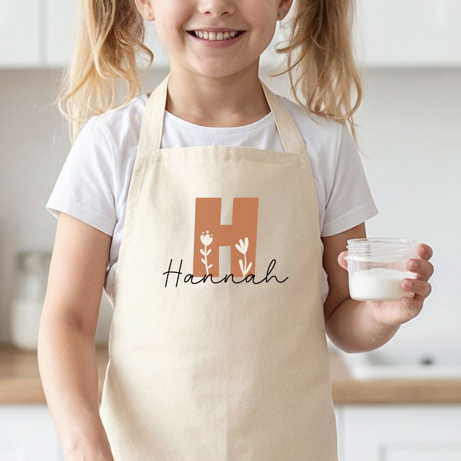 Mädchen mit personalisierter Kinderschürze (Initiale & Name), #Boho-Design