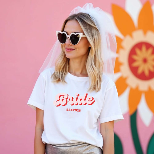 Braut T-Shirt mit großem rosaroten "Bride" Vintage-Aufdruck und Personalisierung