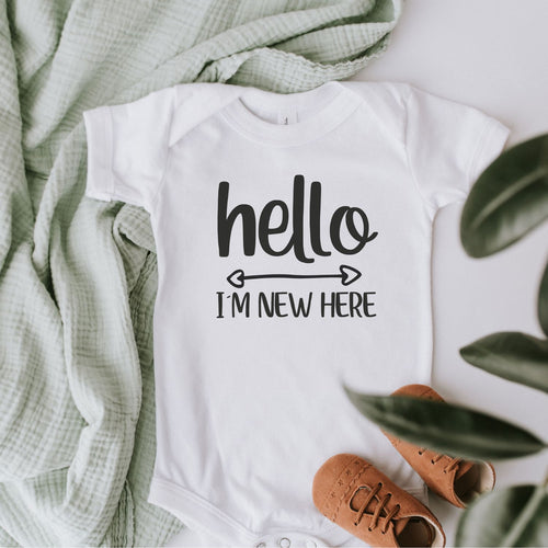Babybody "hello ⟷ I'M NEW HERE", Geschenk Geburt