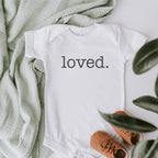 Geschenk zur Geburt: Babybody mit "loved." Aufdruck