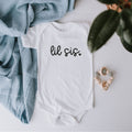 Geschenkidee zur Geburt des Geschwisterchens (Mädchen): Baby Body mit schwarzen „Lil Sis“ Aufdruck