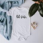 Geschenkidee zur Geburt des Geschwisterchens (Mädchen): Baby Body mit schwarzen „Lil Sis“ Aufdruck