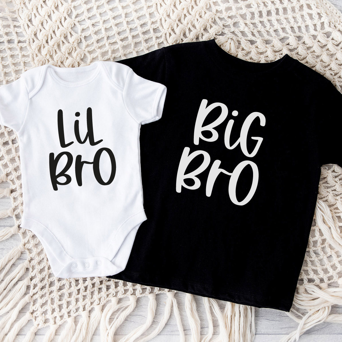 Geschenke zur Geburt des Geschwisterchens: T-Shirt „BiG Bro“ und Babybody 