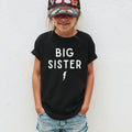 Geschwister T-Shirt für die große Schwester mit modernen „BIG SISTER ↯“ Aufdruck