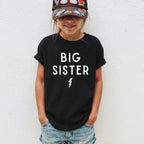 Geschwister T-Shirt für die große Schwester mit modernen „BIG SISTER ↯“ Aufdruck