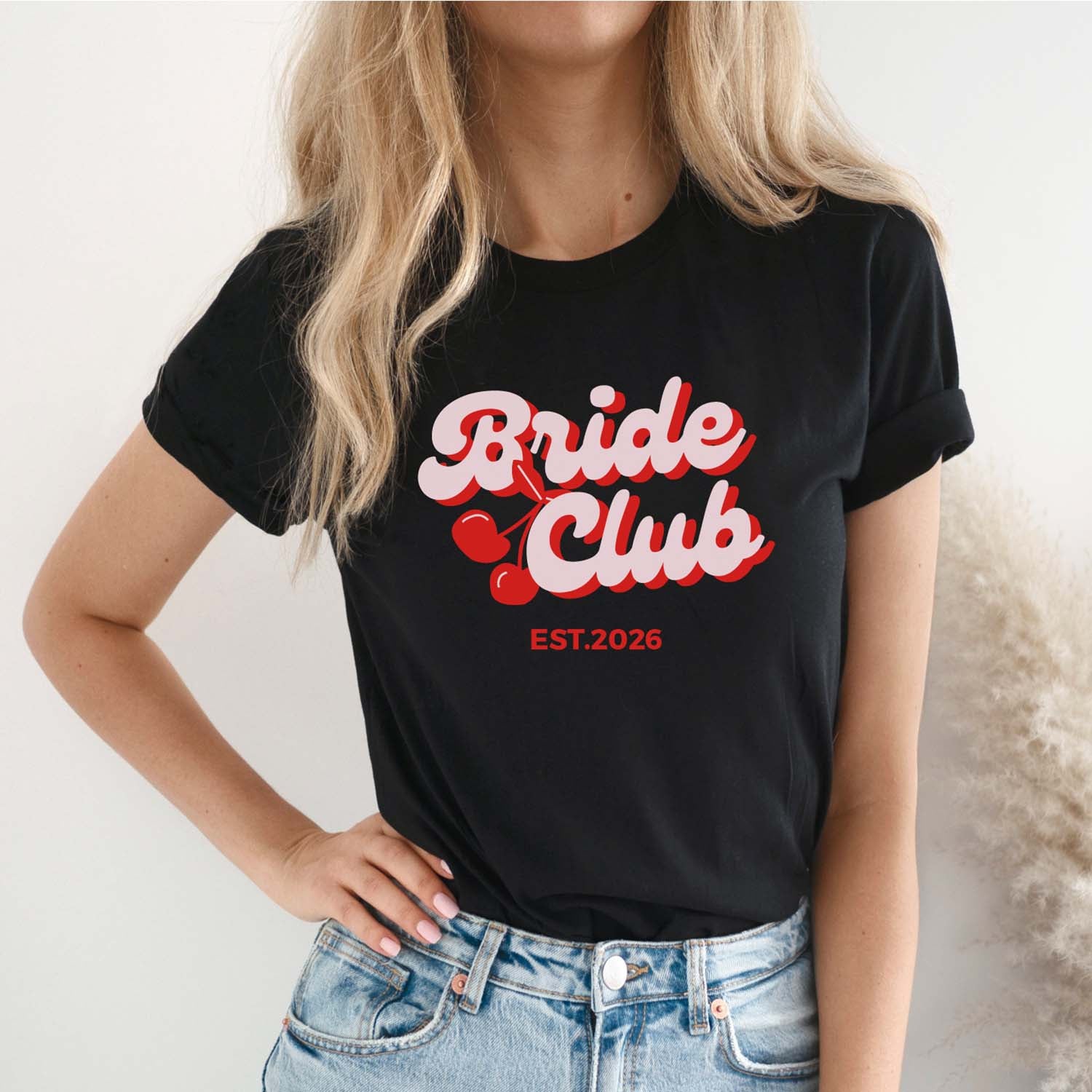 JGA T-Shirt mit großem rosaroten "Bride Club" Vintage-Aufdruck und Personalisierung