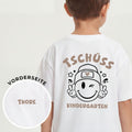 Kinder T-Shirt (weiß); Rückseite: "Tschüß Kindergarten" + coolen Smiley mit Beanie und Sonnenbrille, Vorderseite: mit Name