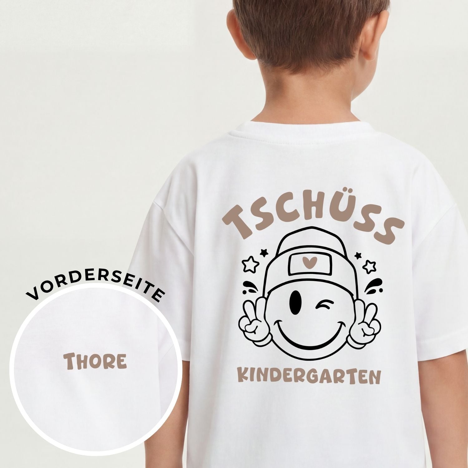 Kinder T-Shirt (weiß); Rückseite: "Tschüß Kindergarten" + coolen Smiley mit Beanie und Sonnenbrille, Vorderseite: mit Name