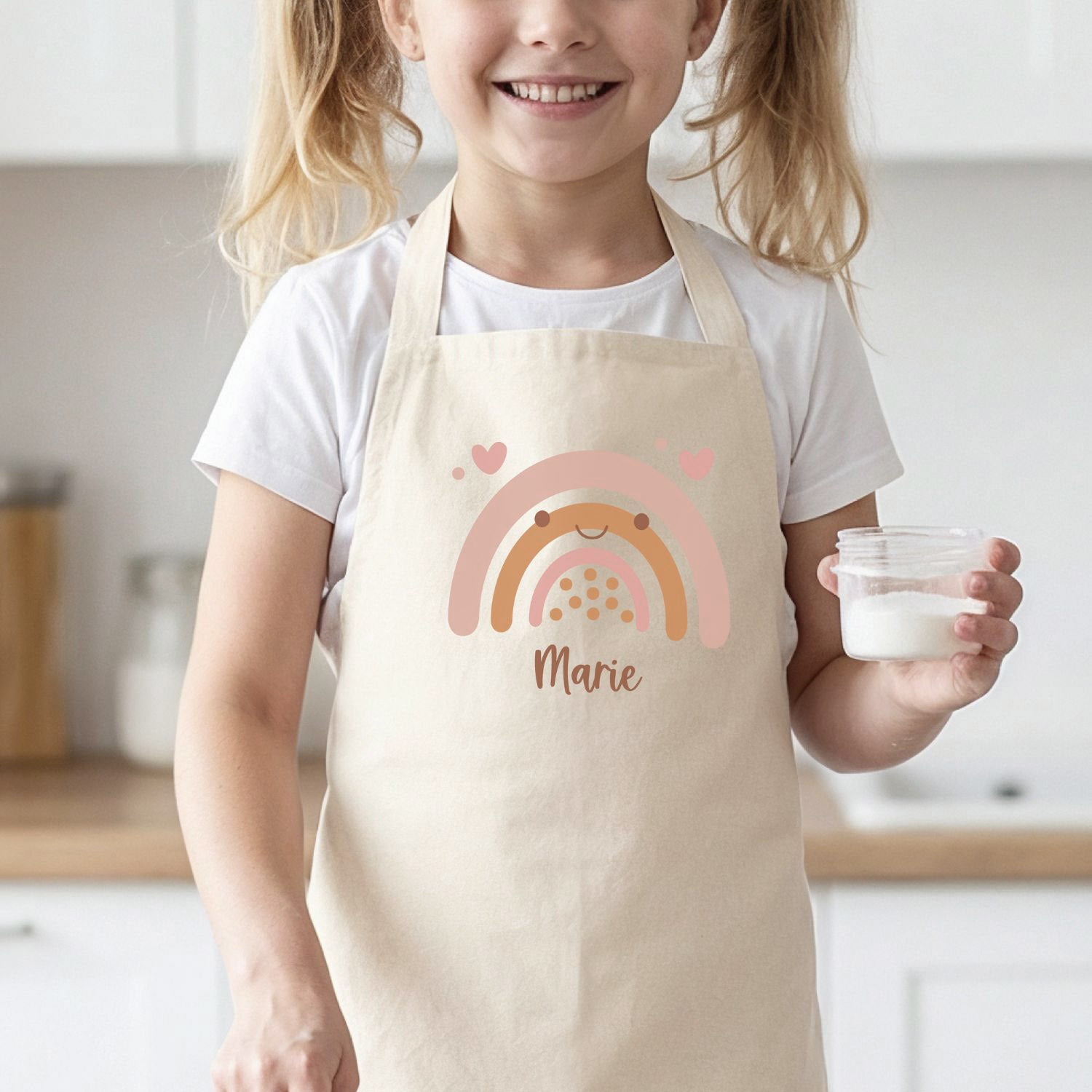 Mädchen mit Kinderschürze (Motiv: Regenbogen mit Name)