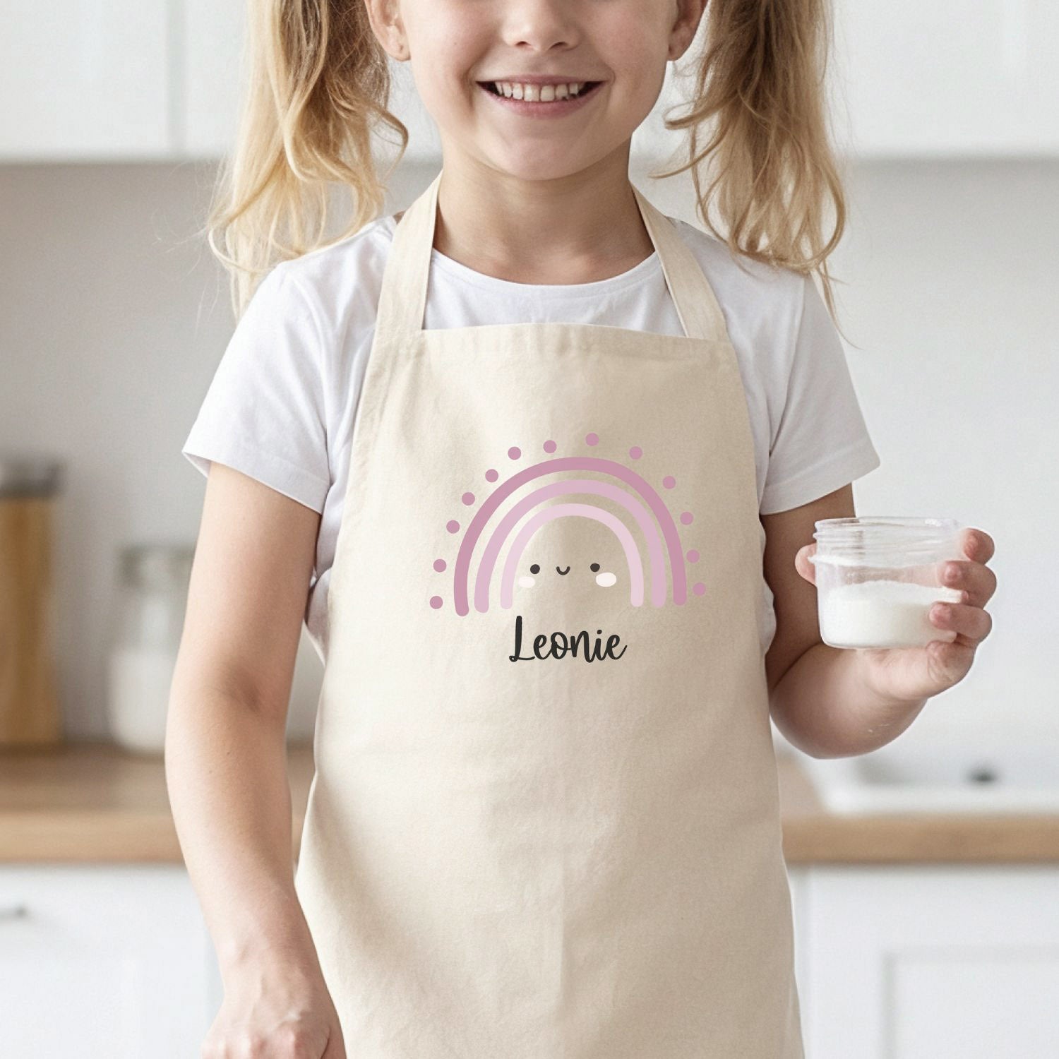 Mädchen mit Kinderschürze (personalisiert), nillie Regenbogen-Design No. 3