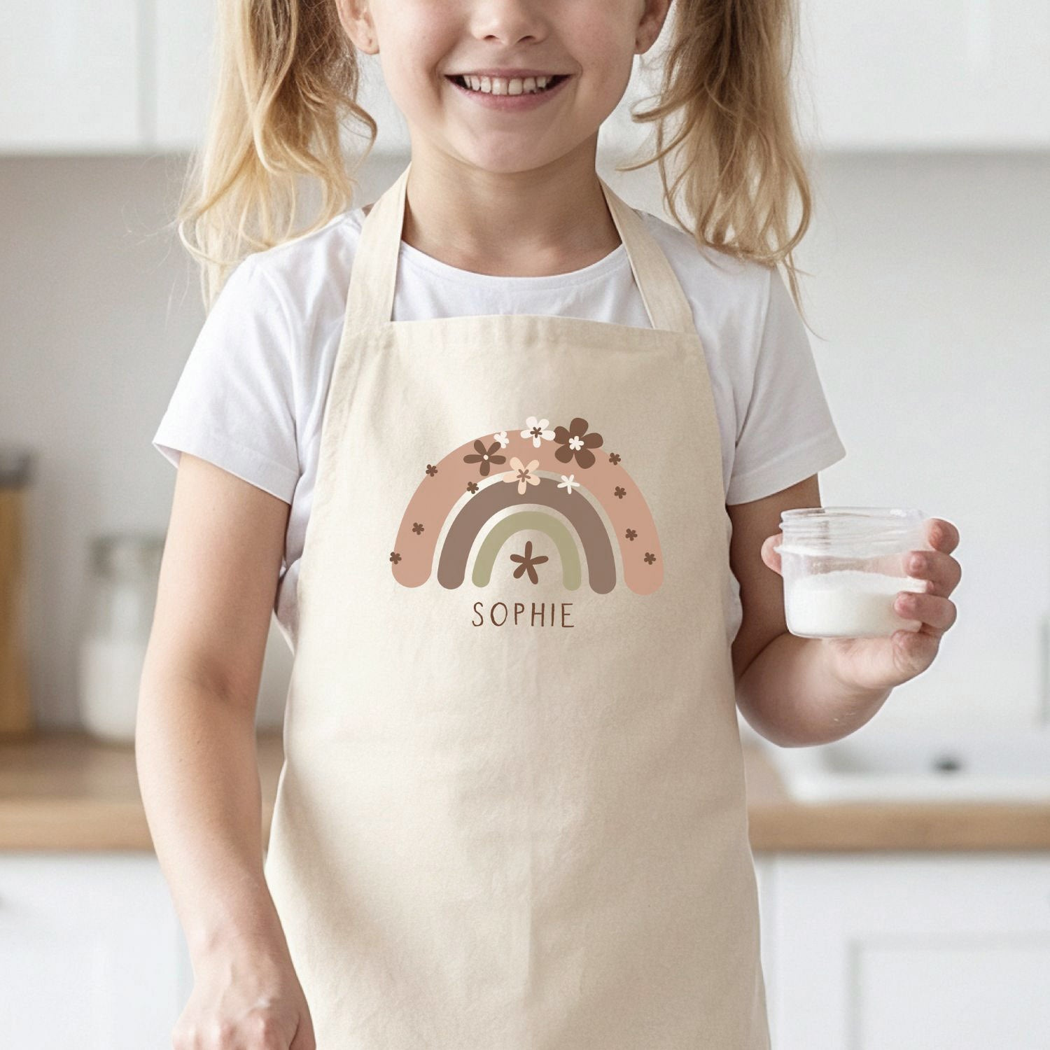 Mädchen mit personalisierter Kinderschürze zum Malen und Backen