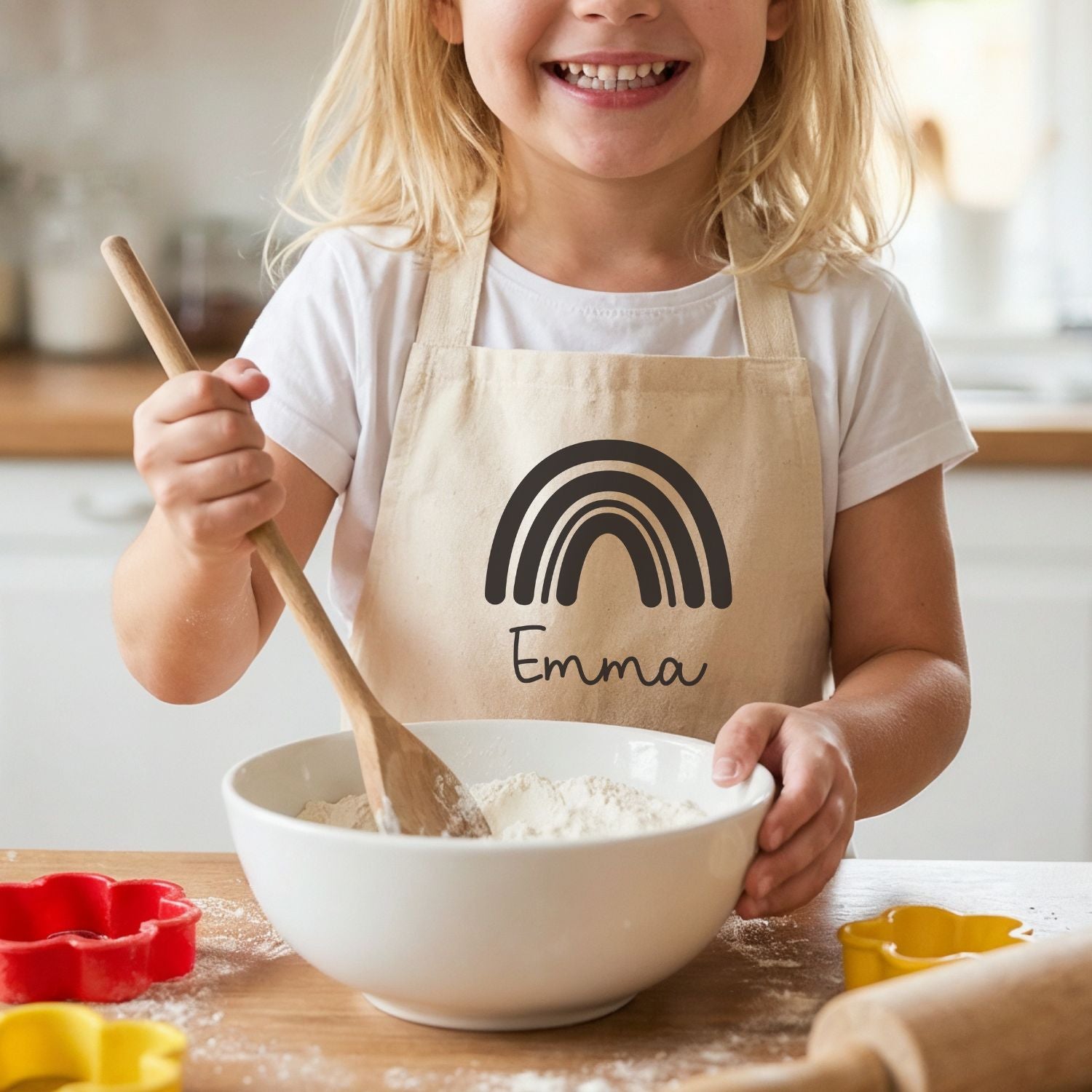 Kind mit Kochschürze (Regenbogen & Name)