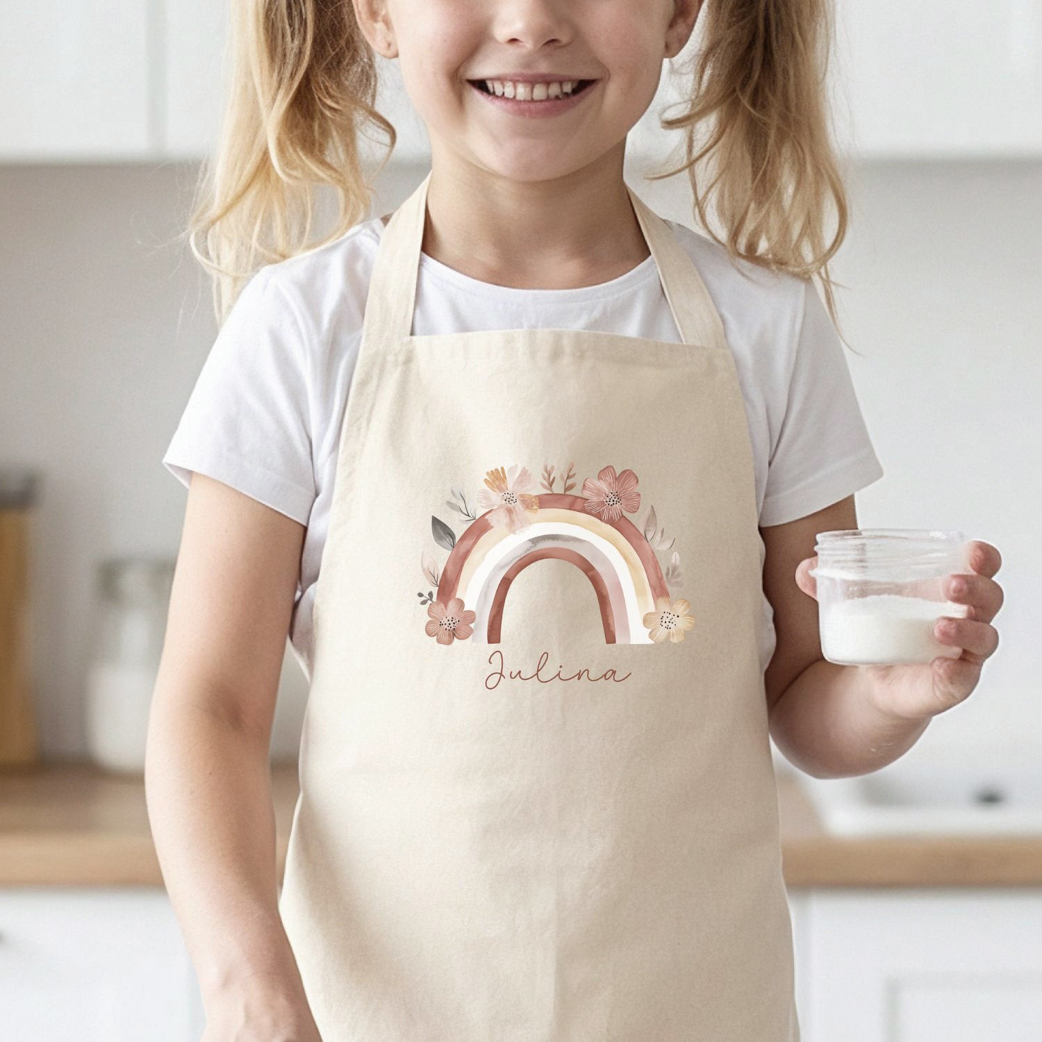 Mädchen mit Kinderschürze (personalisiert mit Name) mit Regenbogen & Blumen, Design No. 10