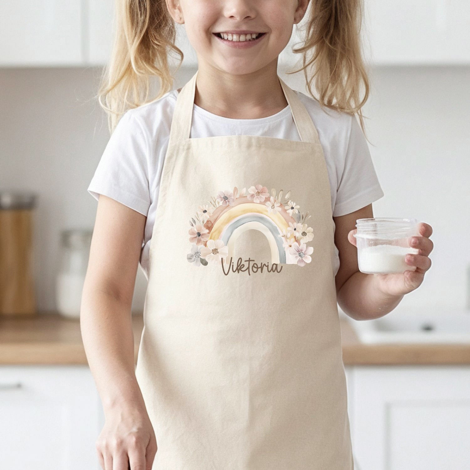 Mädchen mit Kinderschürze (personalisiert mit Name) mit Pastell-Regenbogen und Blumen, Design No. 11