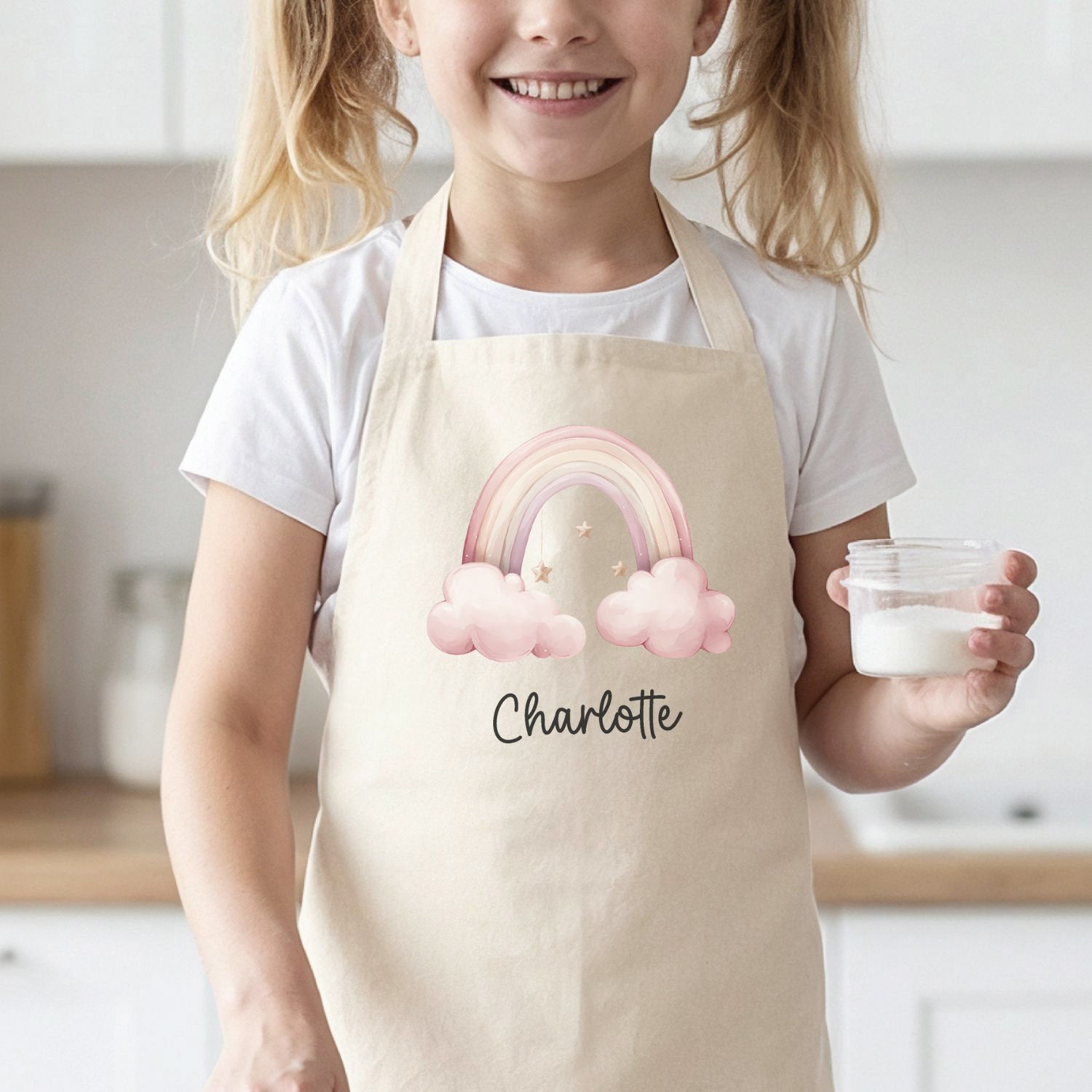 Mädchen mit Kinderschürze (personalisiert mit Name) mit "Regenbogen in rosa Wolken"-Motiv