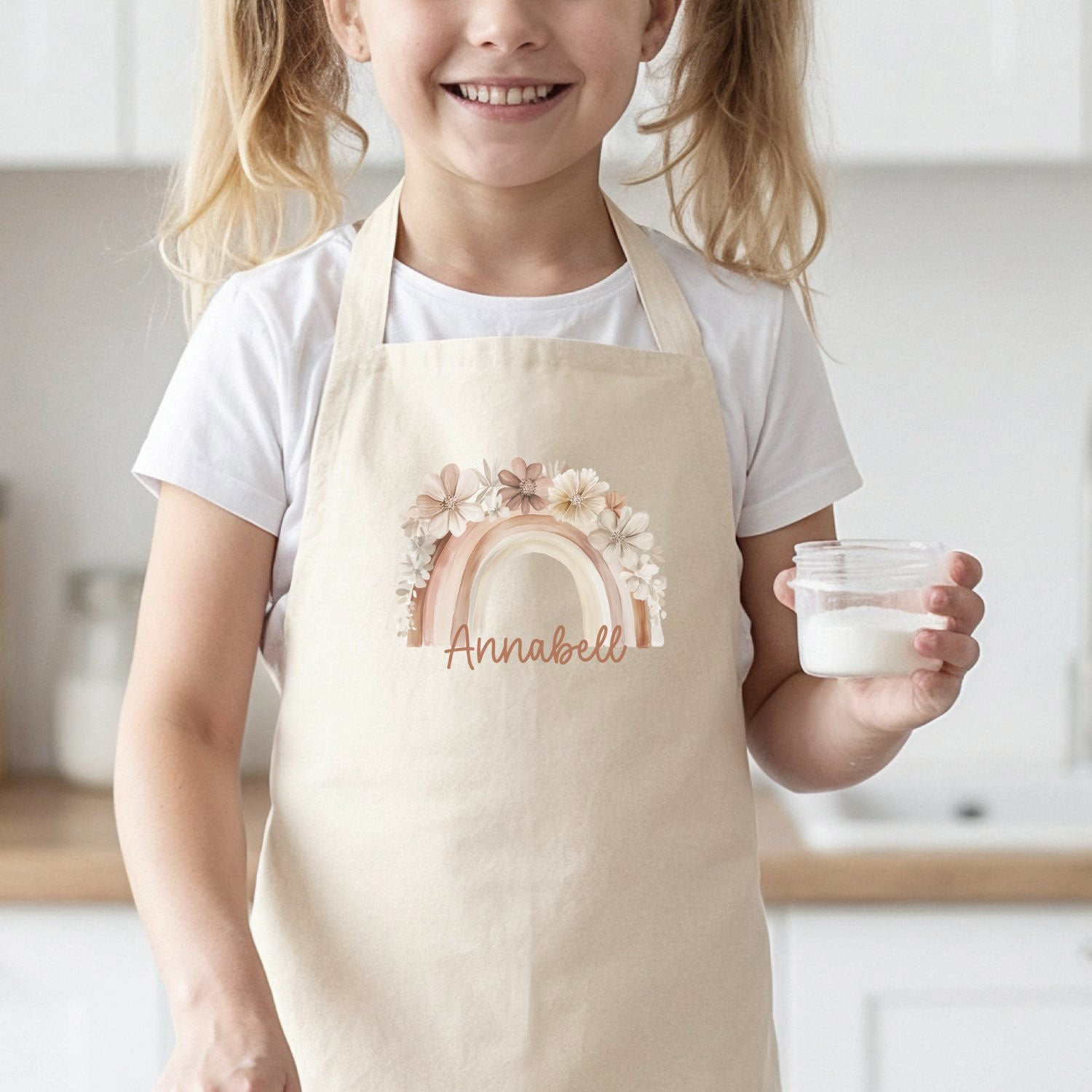 Mädchen mit Kinderschürze (personalisiert mit Name) mit Pastell-Regenbogen und Blumen, Design No. 9