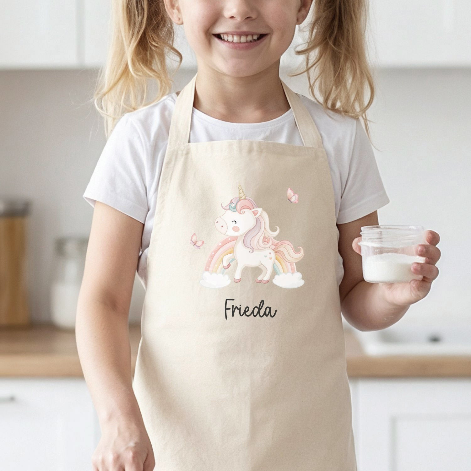 Mädchen mit Kinderschürze mit farbigen Einhorn/Regenbogen-Motiv und Name