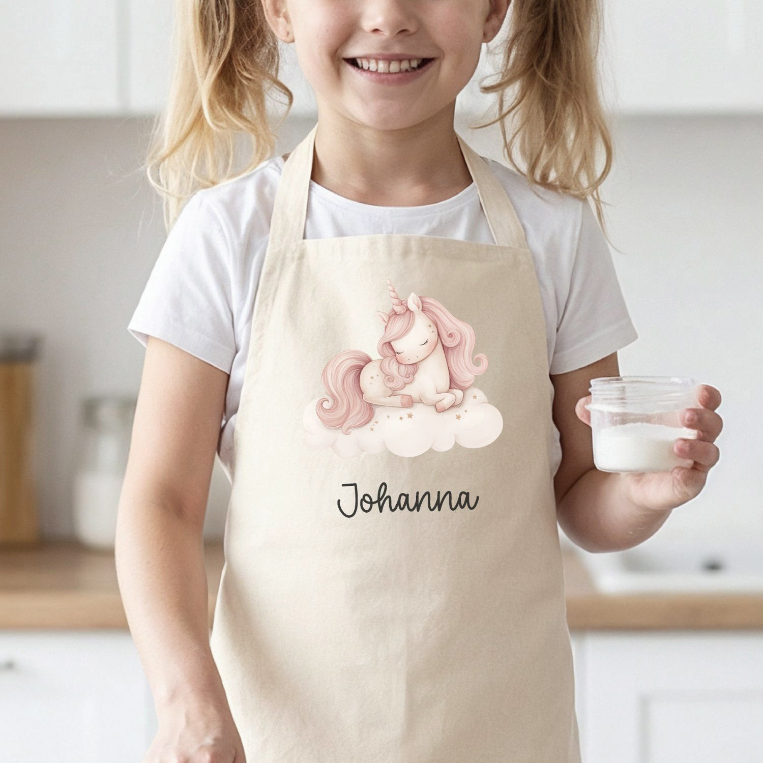 Mädchen mit Kinderschürze mit farbigen Einhorn-Motiv und Name