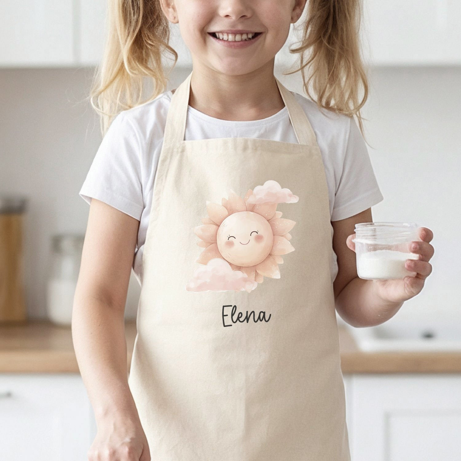 Mädchen mit Kinderschürze "Sonnenschein", personalisiert mit Name