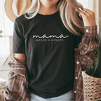 Mama T-Shirt (schwarz) mit weißen "mama ·NEEDS A MINUTE·" Aufdruck 