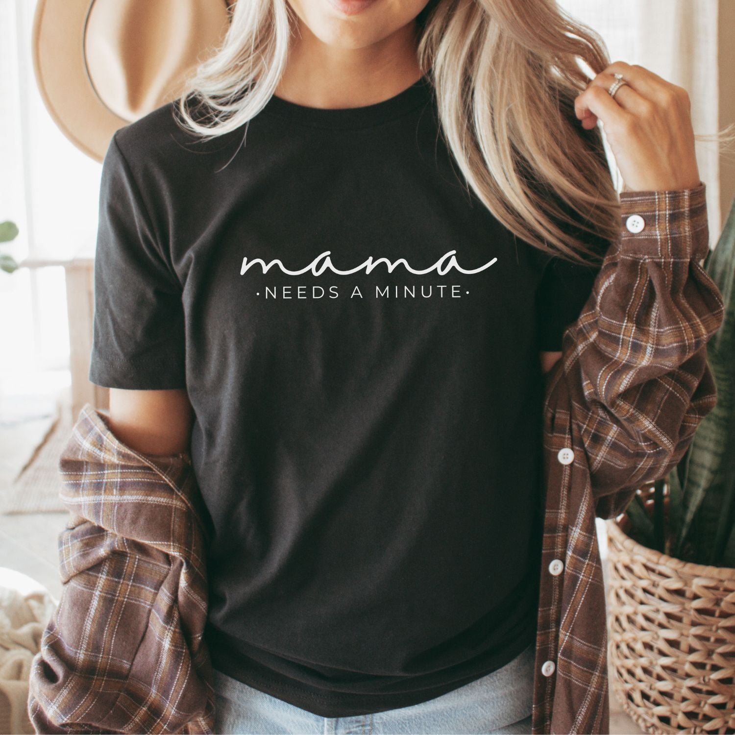 Mama T-Shirt (schwarz) mit weißen "mama ·NEEDS A MINUTE·" Aufdruck 