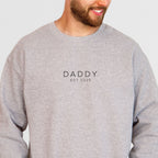 Sweater für Papa, mit Aufdruck: "DADDY Est. 20xx" (Jahreszahl anpassbar), #Vatertagsgeschenk