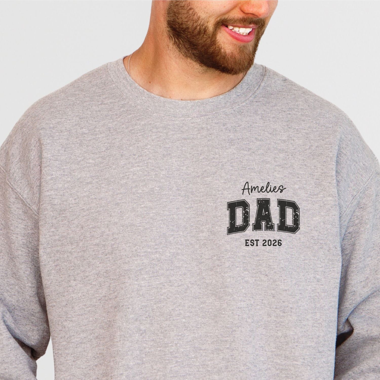 Personalisierter Papa-Pullover mit "DAD" Brustaufdruck + Kindername und Geburtsjahr 