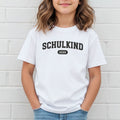 „SCHULKIND“ T-Shirt (weiß/schwarz), mit Jahr der Einschulung