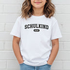 „SCHULKIND“ T-Shirt (weiß/schwarz), mit Jahr der Einschulung